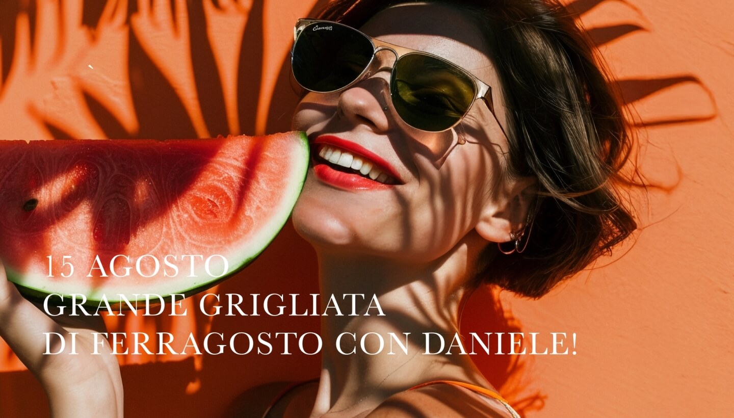 Donna con occhiali da sole mangia una fetta di anguria.