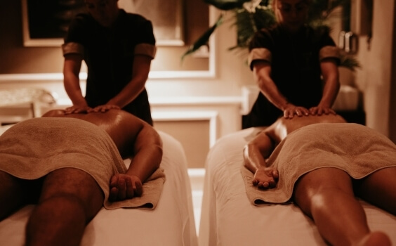 Due persone ricevono massaggi in un centro benessere.