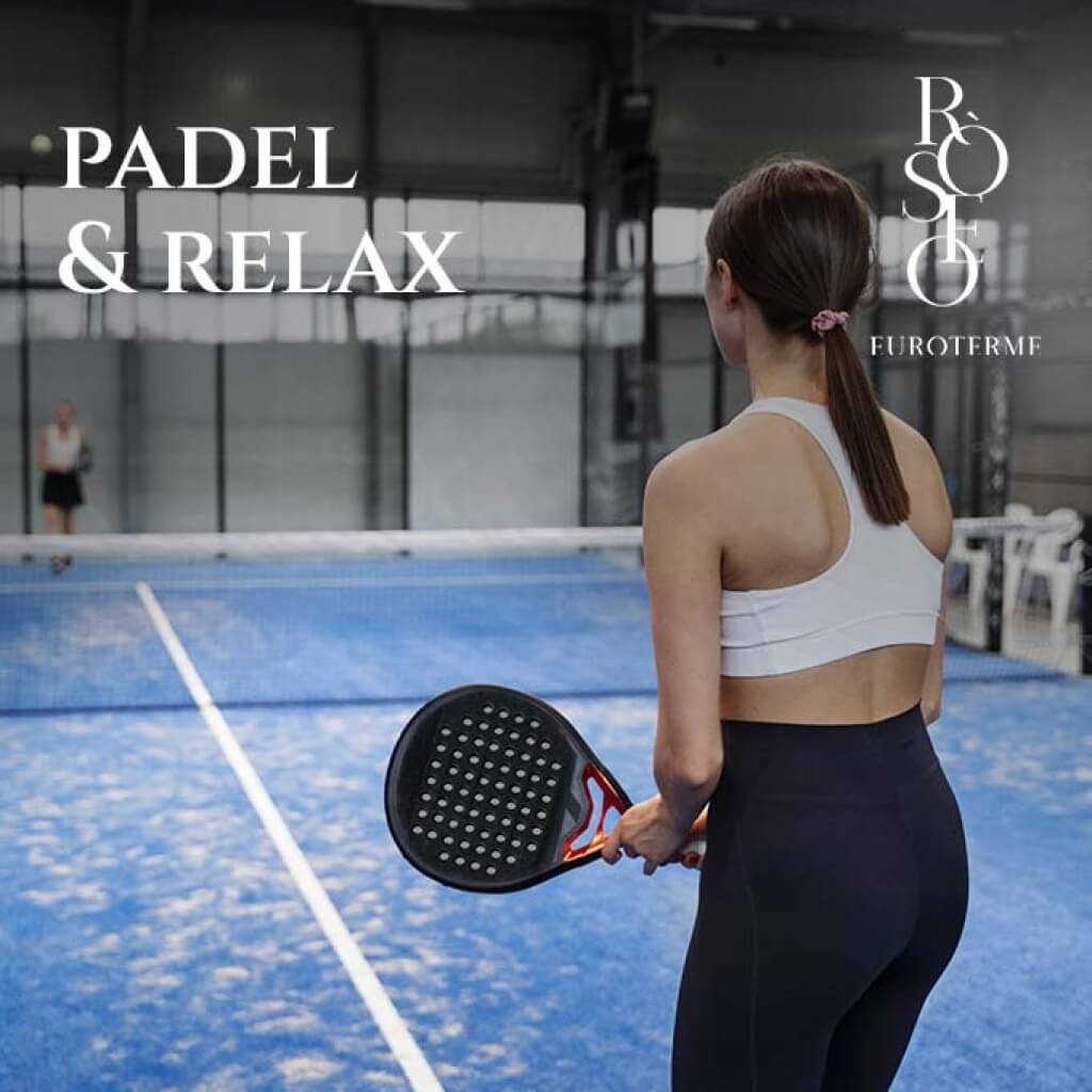 Donna in abbigliamento sportivo con racchetta da padel su campo blu.