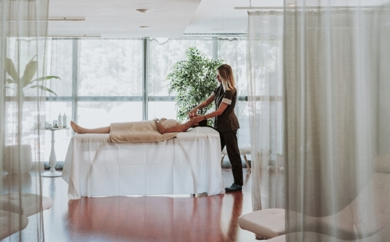 Persona riceve un massaggio alla testa su un tavolo da massaggio.