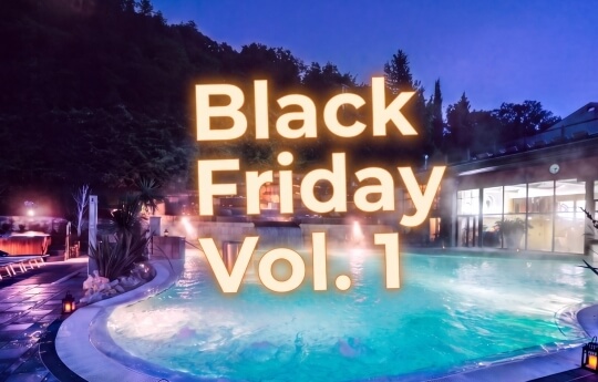 Area piscina all'aperto poco illuminata con lettini, testo "Black Friday Vol. 1".