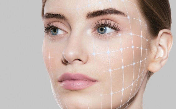 Profilansicht einer Frau mit blauen Augen und leuchtendem Gitter.