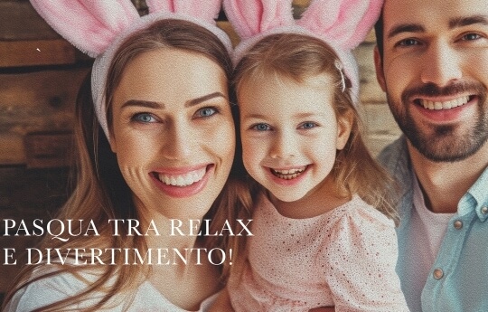 Famiglia sorridente con orecchie da coniglio rosa per Pasqua.