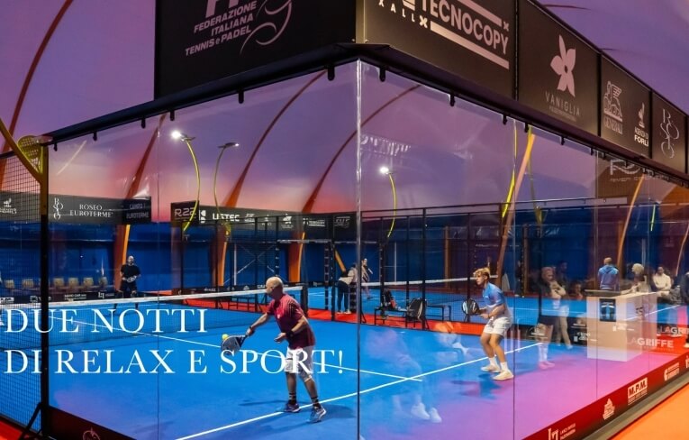Campo di padel indoor con giocatori e testo promozionale sovrapposto.