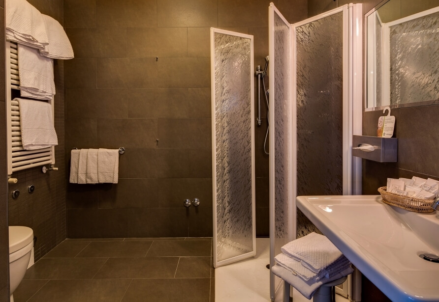 Comfortable bathrooms in the rooms of BW Plus Hotel Farnese