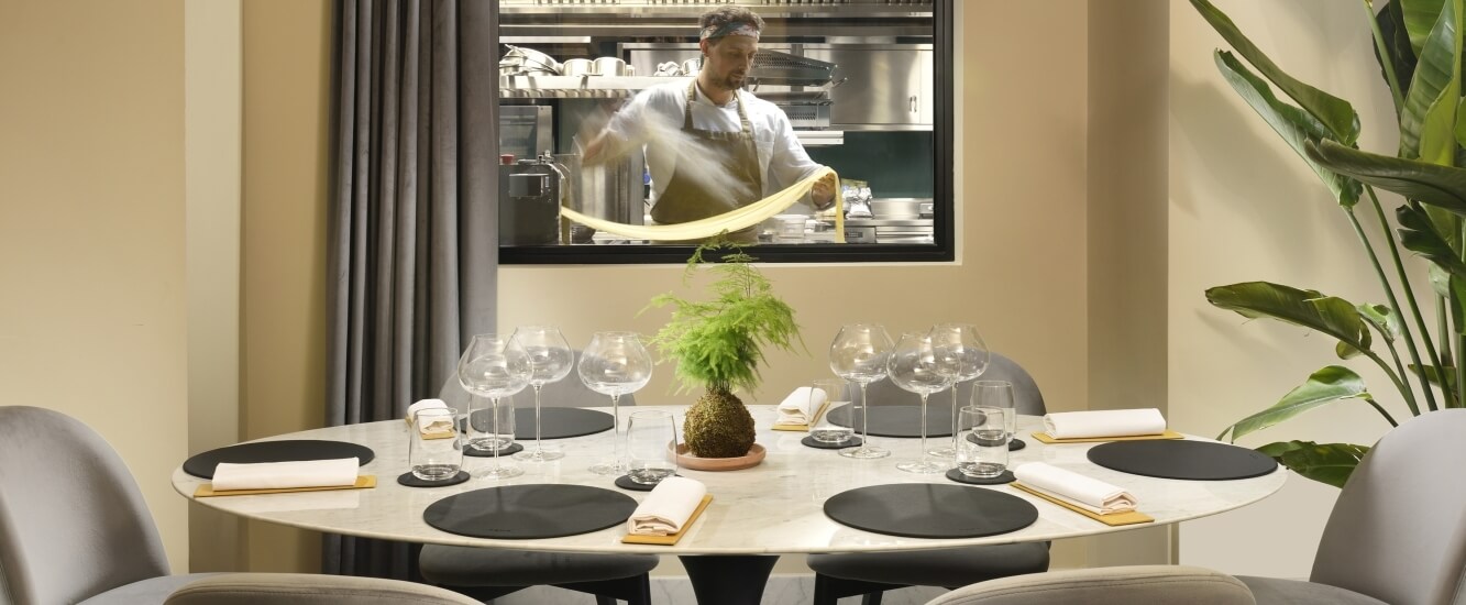 sala con tavolo e chef