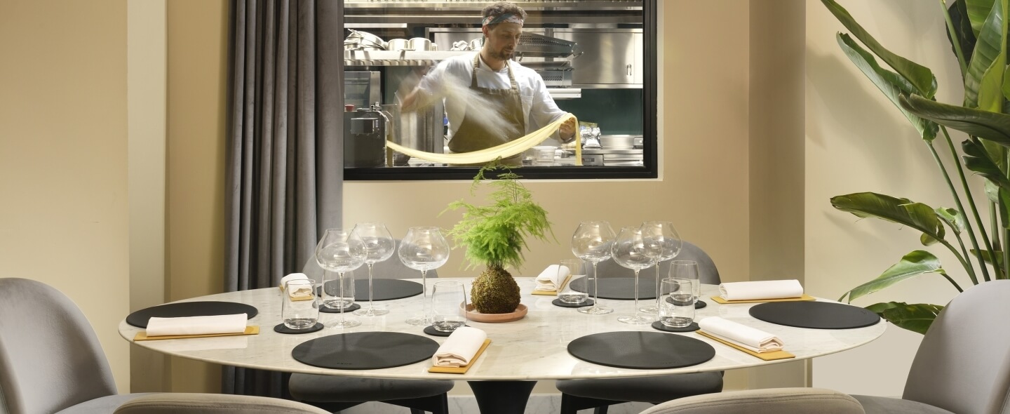 sala con tavolo e chef