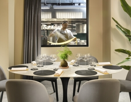 sala con tavolo e chef
