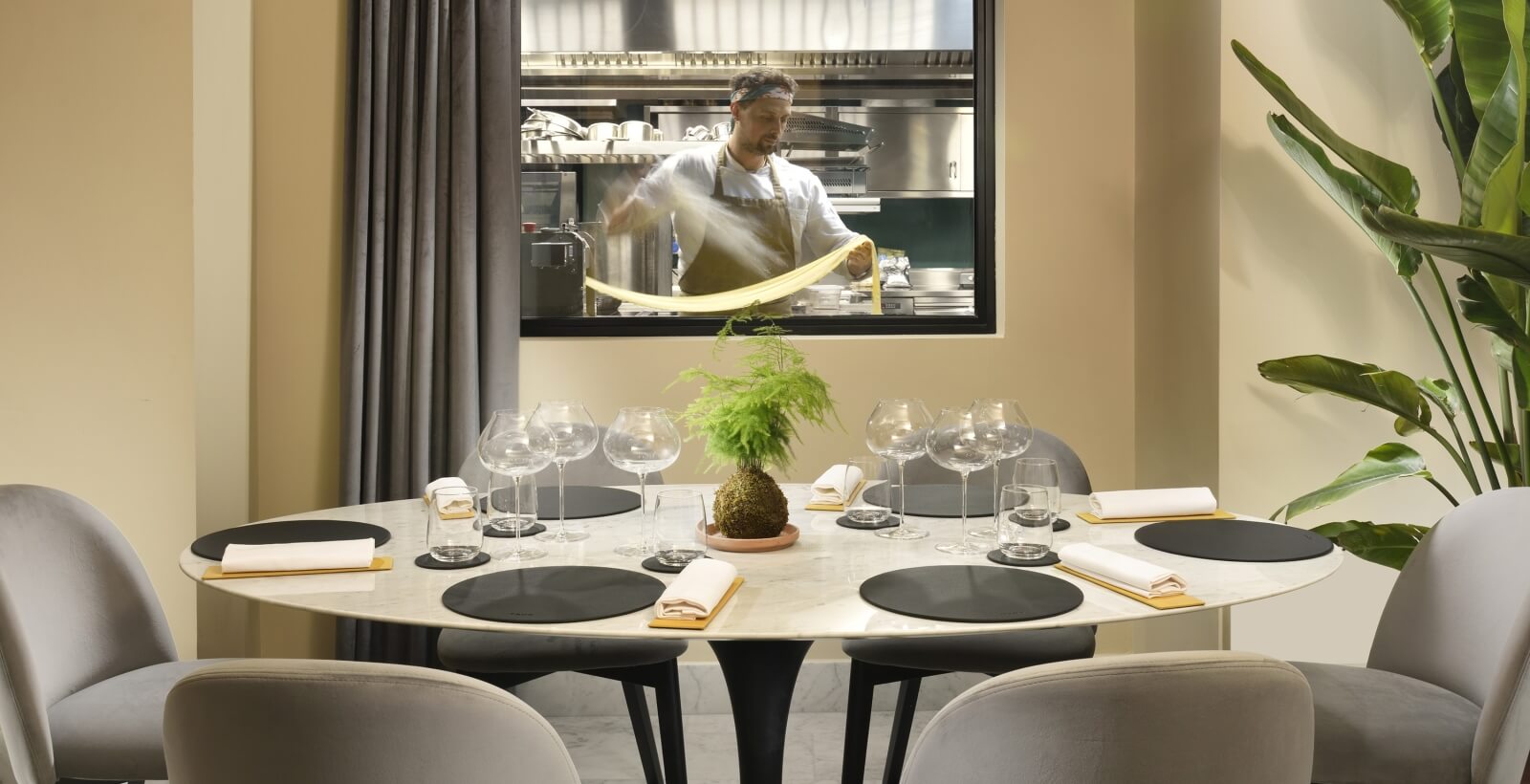 sala con tavolo e chef