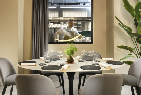 sala con tavolo e chef