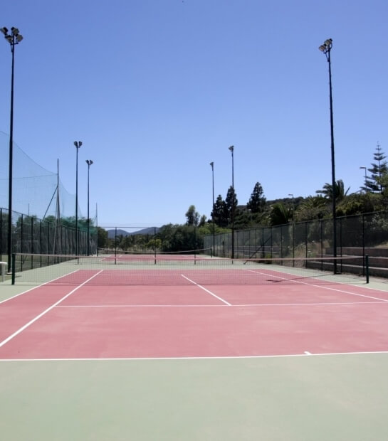Terrain de tennis pour invités