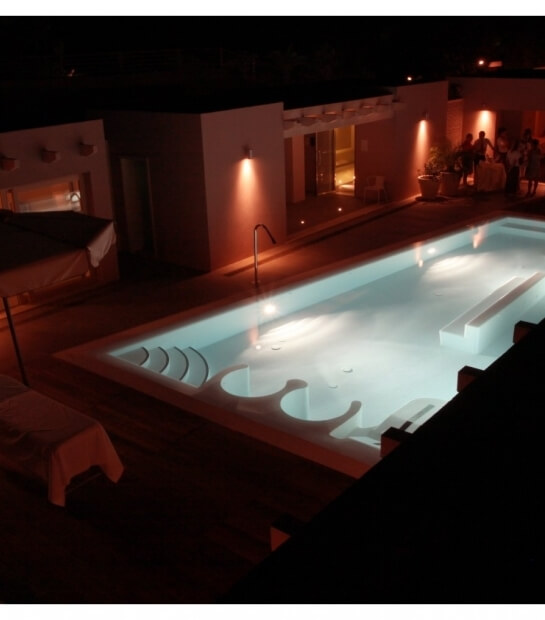 Photo de nuit de la piscine