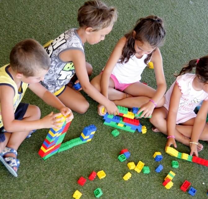 Giochi di gruppo per bambini piccoli e grandi