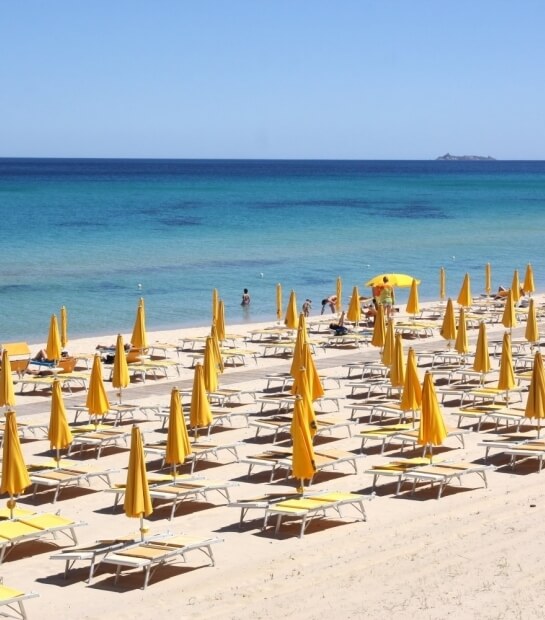 Spiaggia dell'Hotel con ombrelloni