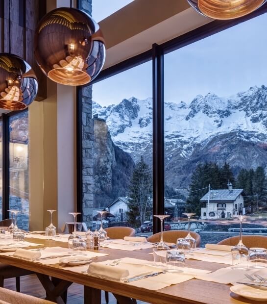 Vista del Monte Bianco della vetrate del ristorante