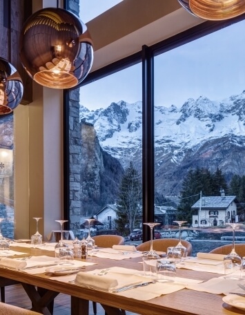 Vista del Monte Bianco della vetrate del ristorante