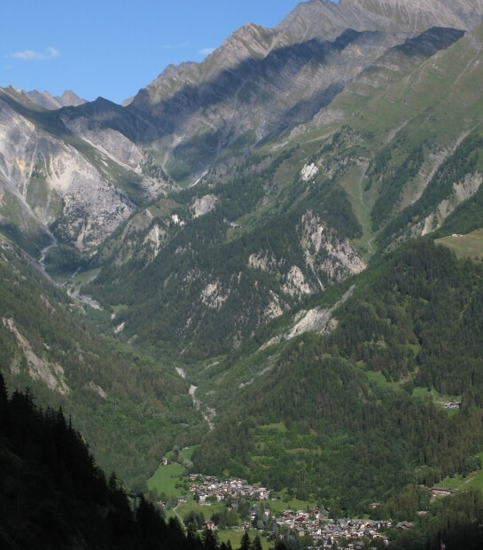 Panoramica di Courmayeur e delle sue montagne