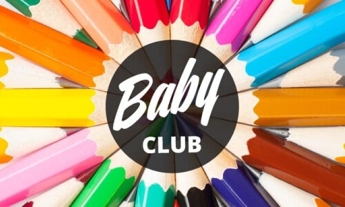 Cerchio nero con "Baby CLUB" in bianco, circondato da matite colorate disposte in un pattern circolare su sfondo bianco.