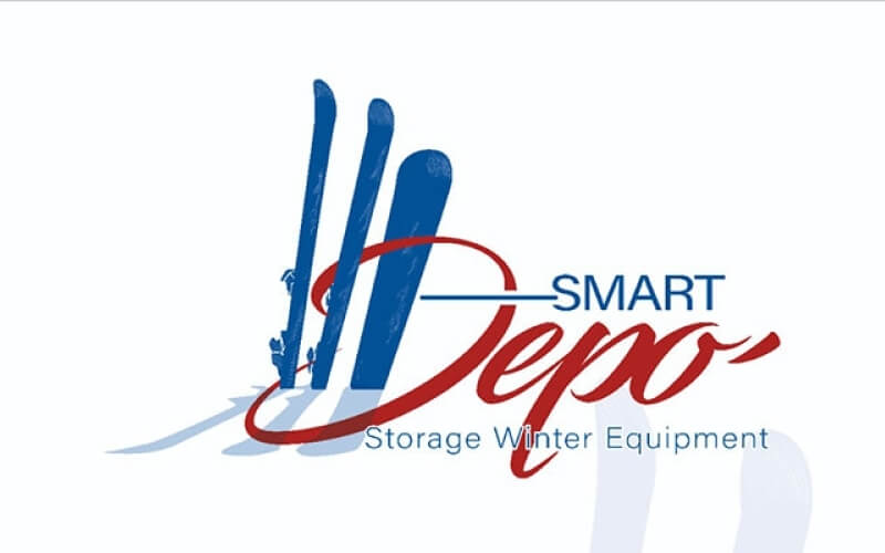 Design grafico per "Depo" con nome in rosso, attrezzatura invernale e sfondo bianco. Include sci e snowboard blu.