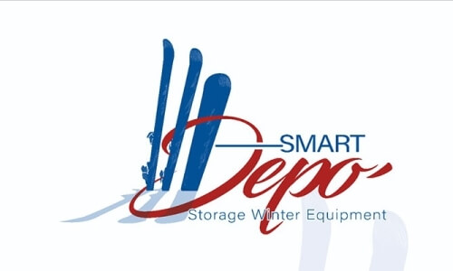 Logo di Smart Sepo con attrezzatura da sci blu e ombre grigie su sfondo bianco, promuovendo soluzioni di stoccaggio invernale.