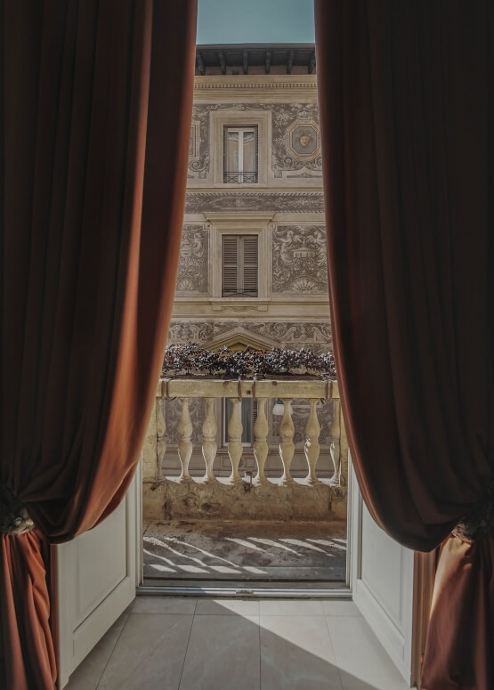 balcone con palazzo di fronte affrescato 