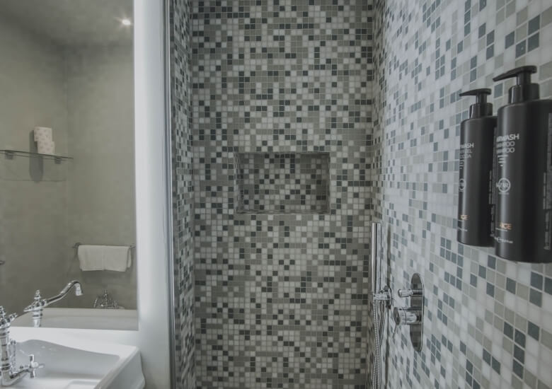 shower quadruple room 