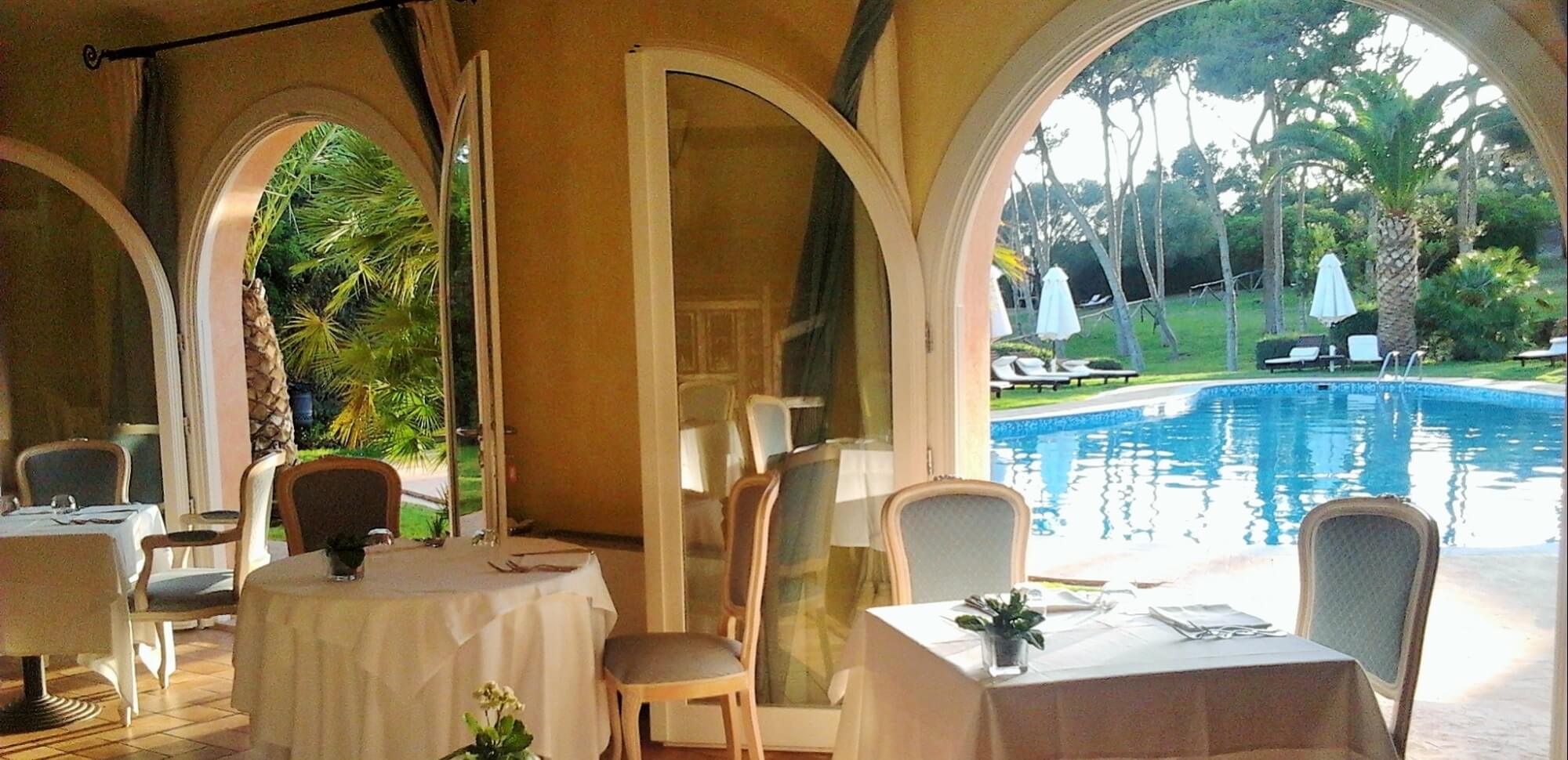 Sala ristorante con vista sulla piscina