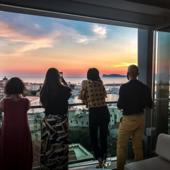 Clienti dello Skybar osservano il tramonto