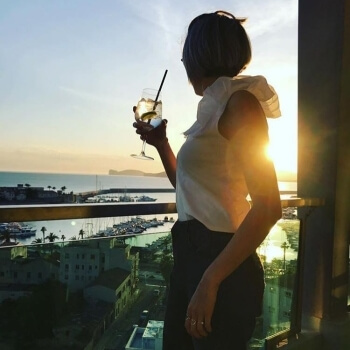 Ragazza con cocktail
