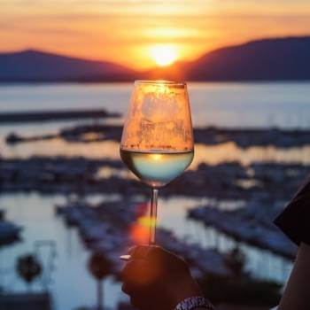 Sorseggiare un buon vino guardando il tramonto