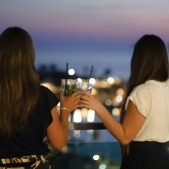 Brindisi tra amiche sulla terrazza