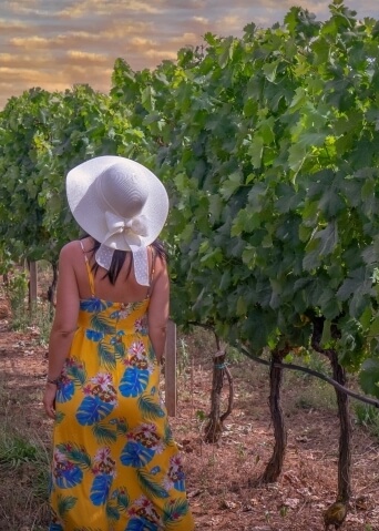 donna in una vigna
