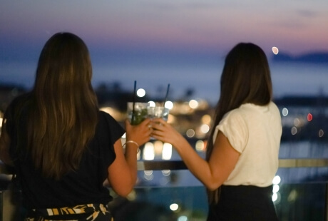 Brindisi tra amiche sulla terrazza