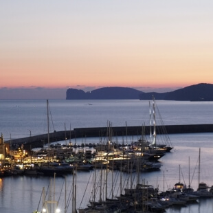 Porto di Alghero con Capo Caccia al tramonto