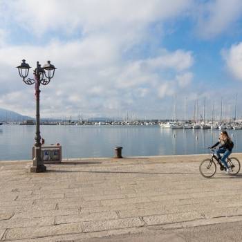 Passeggiata in bicicletta al porto