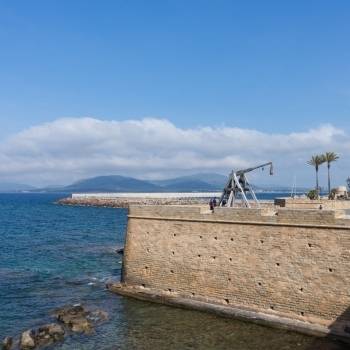 Catapult with Alghero's gulf panorama