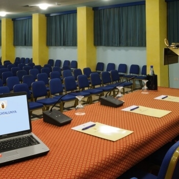 Sala congressi con postazione microfonata