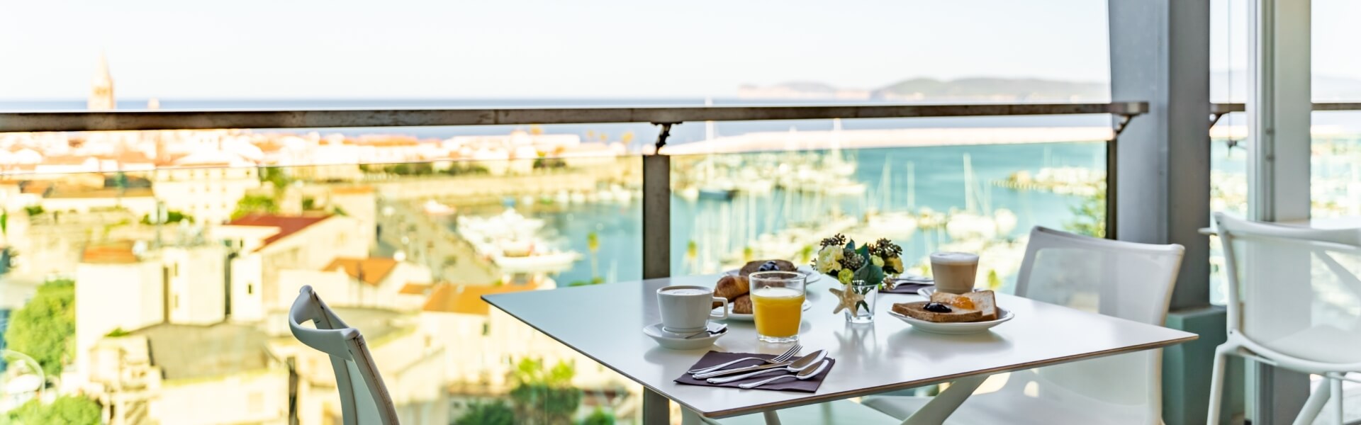 Blau terrazza con tavolo colazione