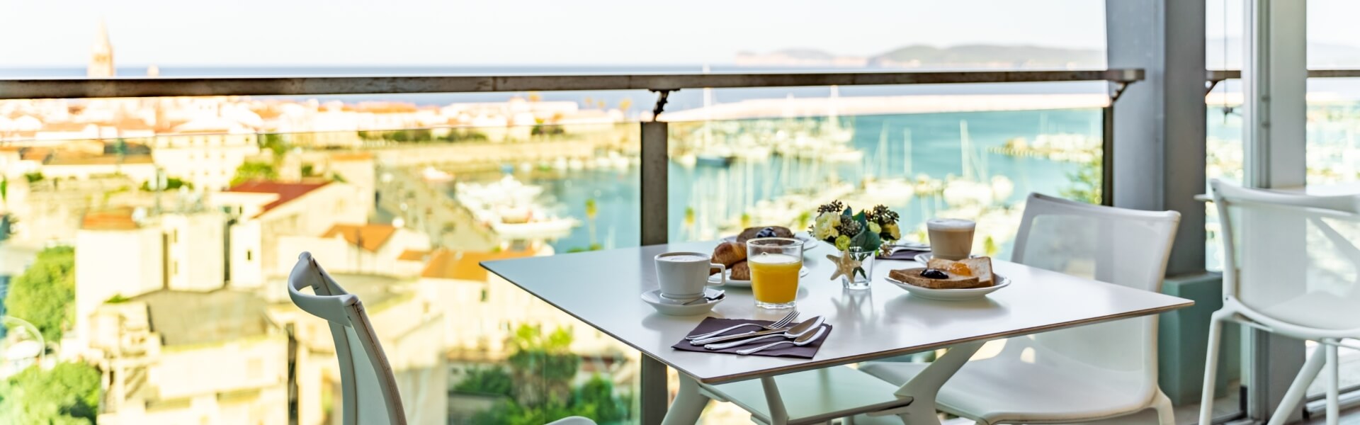 Blau terrazza con tavolo colazione