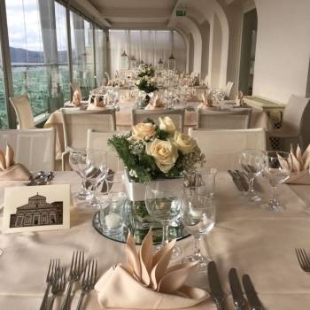 Tavolo con ornamento floreale