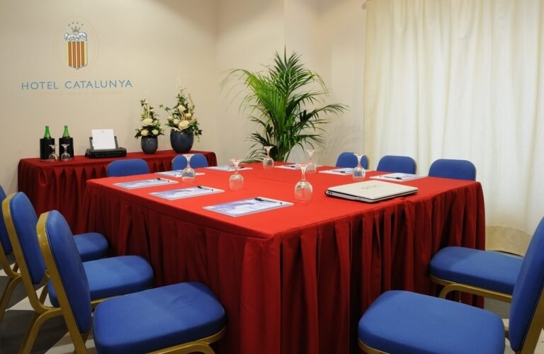 Sala Ginestra con tavolo