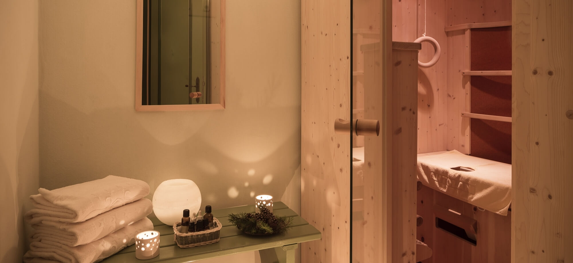 Biosauna in legno con lettino e teli della SPA Oasi del Sogno, Chalet del Sogno