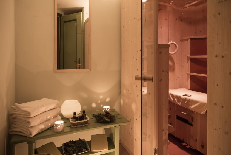 Biosauna in legno con lettino e teli della SPA Oasi del Sogno, Chalet del Sogno