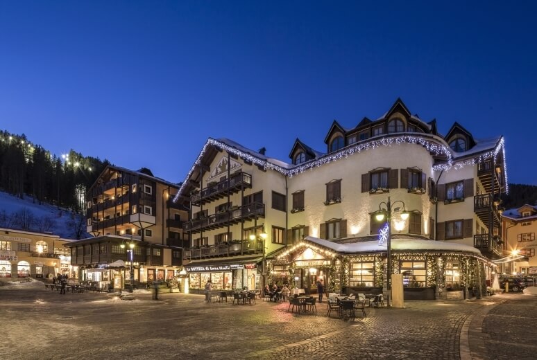 Piazza Righi a Madonna di Campiglio illuminata al crepuscolo
