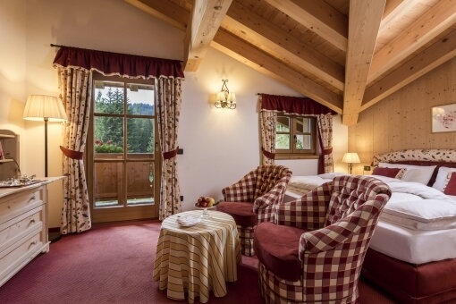 Zona giorno con poltrone e tavolo della Luxury Suite dei Ciclamini