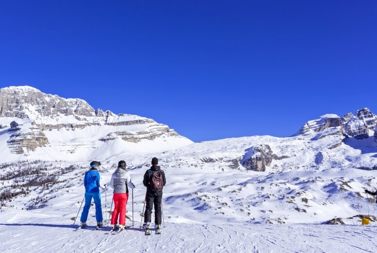 Sciatori sulle piste della SkiArea Campiglio Dolomiti di Brenta