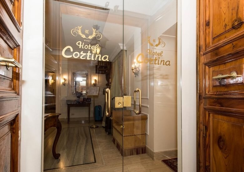 entry hotel cortina