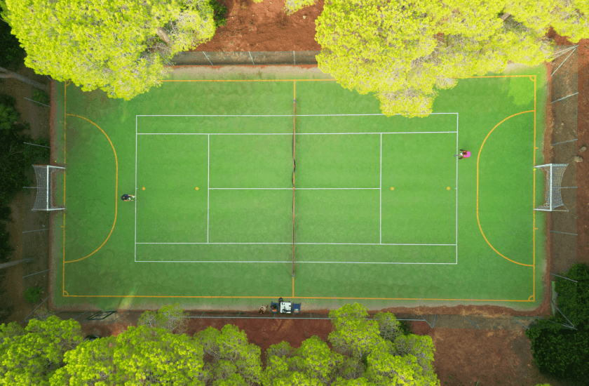 Vista aerea di un campo sportivo verde con due persone.