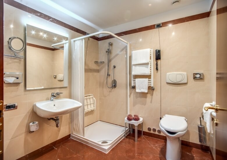 triple room bathroom