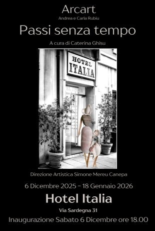 Poster di un'esposizione d'arte con foto in bianco e nero di una donna e un cane davanti all'Hotel Italia.